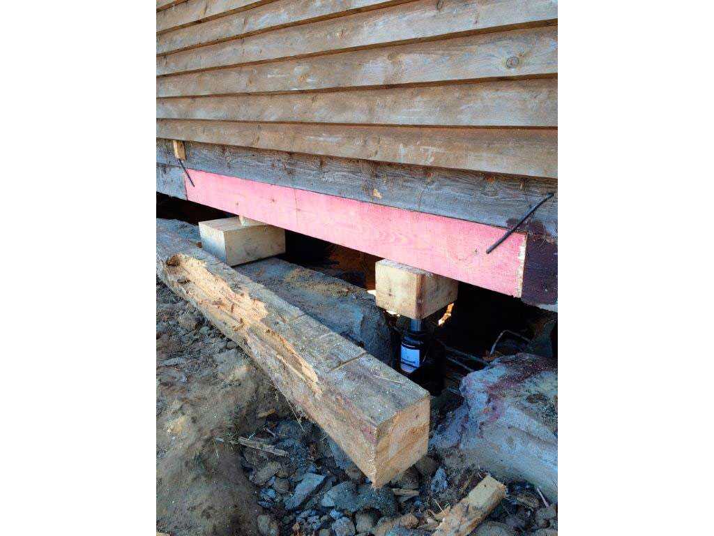 Как поднять фундамент деревянного дома своими руками