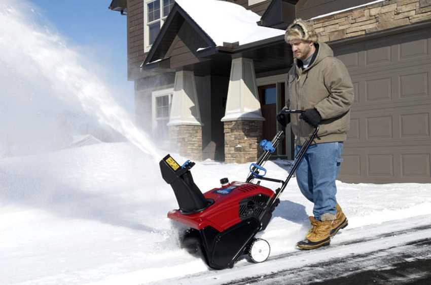 Особенности и тонкости выбора мини-тракторов для уборки снега