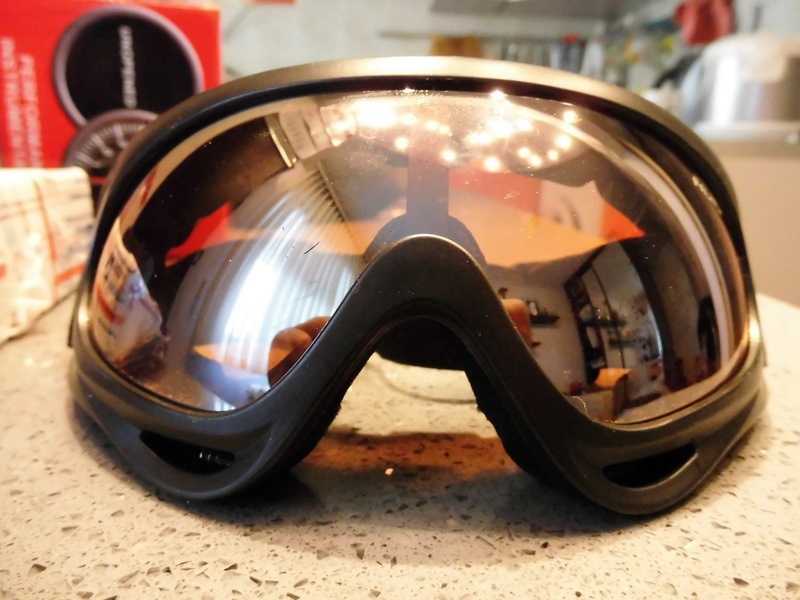 Защитные очки для работы с болгаркой: безопасность при резке металла и других материалов