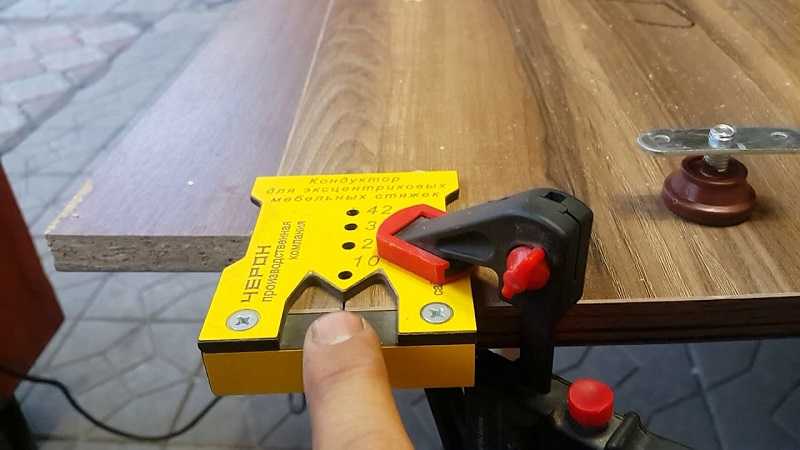 Кондуктор: как сделать приспособление для сверления отверстий в мебели с помощью дрели