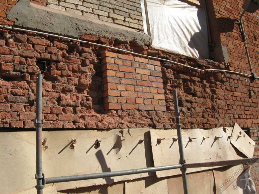 Ремонт кирпичной кладки стен отдельными местами: технология устранения дефектов разрушенной стены в квартире и восстановления наружных дыр